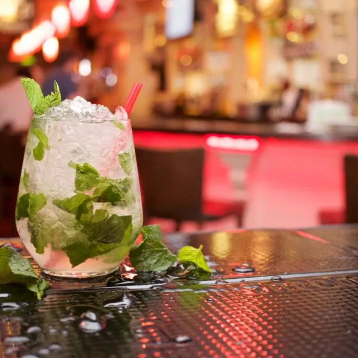 Mojito com hortelã fresca e gelo triturado sobre o balcão do bar