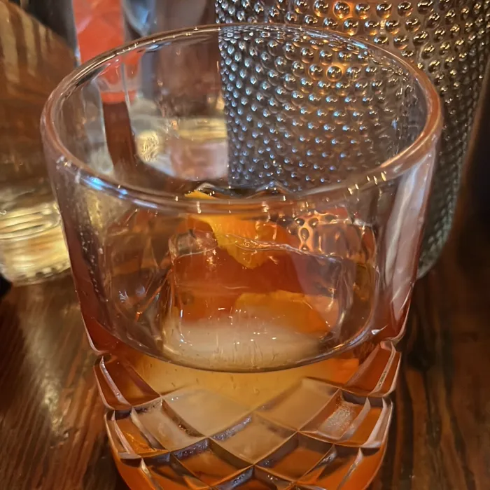 Old Fashioned envelhecido em barril servido em copo baixo com pedra de gelo