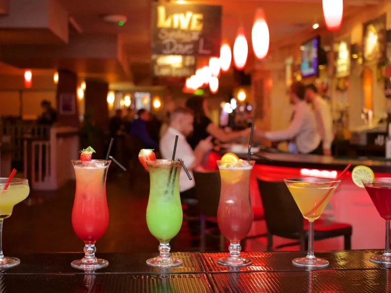 Sequência de drinks coloridos prontos para o serviço