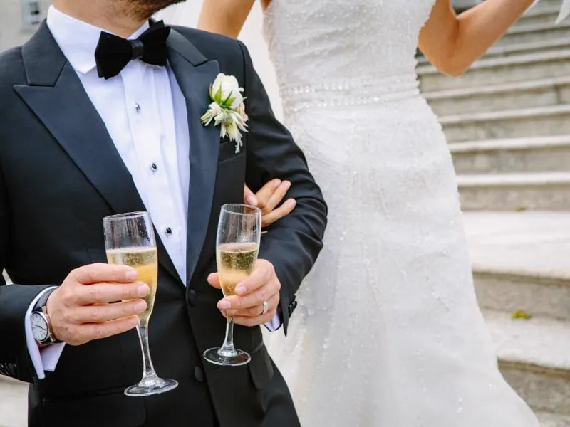 Noivos brindando com espumante no dia do casamento